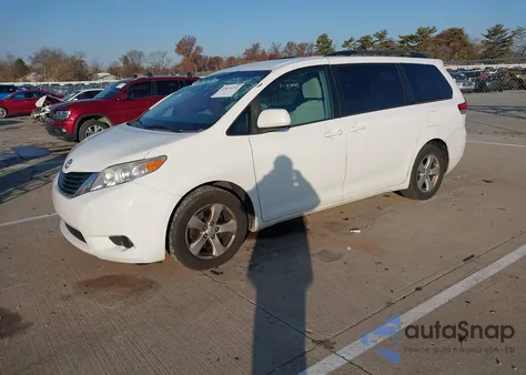 2014 Toyota Sienna Le V6 8 Passenger z USA, uszkodzony, nr VIN 5TDKK3DC7ES415376